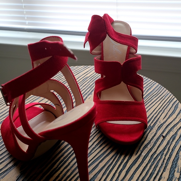 DL Shiloh Red Suede Heels - Picture 1 of 12
